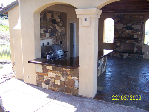 Outdoor Kitchen with Flagstone Tile